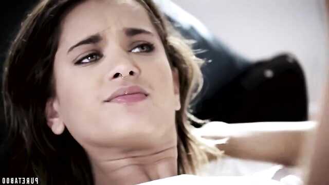 Soldat enfonce un énorme bâton dans la nymphe