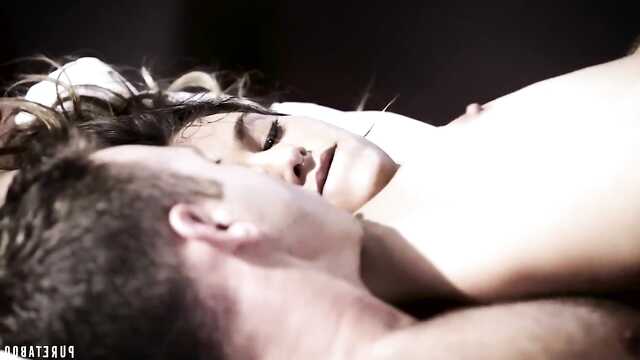 Soldat enfonce un énorme bâton dans la nymphe