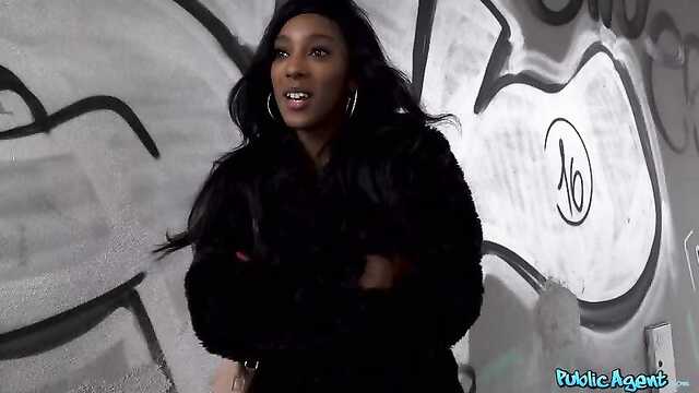 Mulatka na ulicy przybiła ustami olbrzymi członek