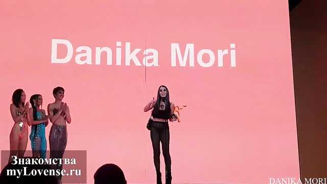 Brunetka ociera ogoloną cipką ogromny chrzan klienta