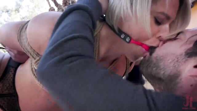 Милфа сопровождает пару во время жестких игр.