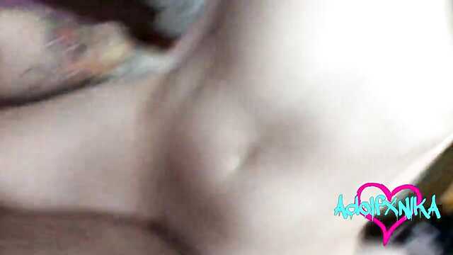 Studentka wali konia ręką duży nieobrzezany kutas sąsiada