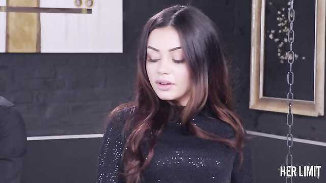 Sexy menina em meias e lingerie acaricia o estilo cachorrinho