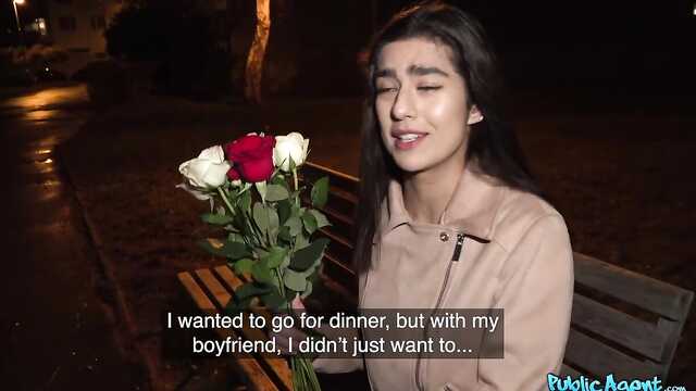 Um homem deu a um estranho um buquê de flores e fodeu duro