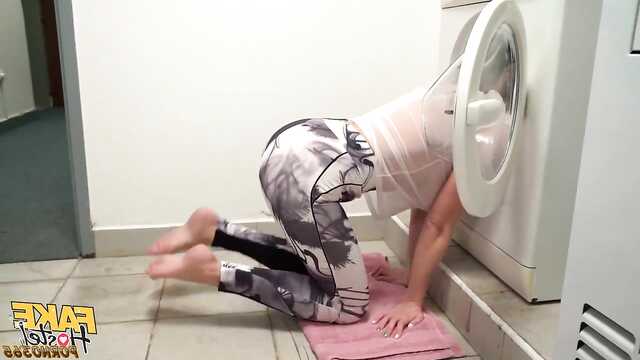 Titten in der Waschküche doggy style auf dem Boden fickt einen fremden