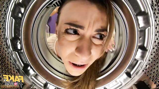 Titten in der Waschküche doggy style auf dem Boden fickt einen fremden