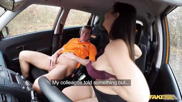 Kierowca w aucie pojechał do pilotki