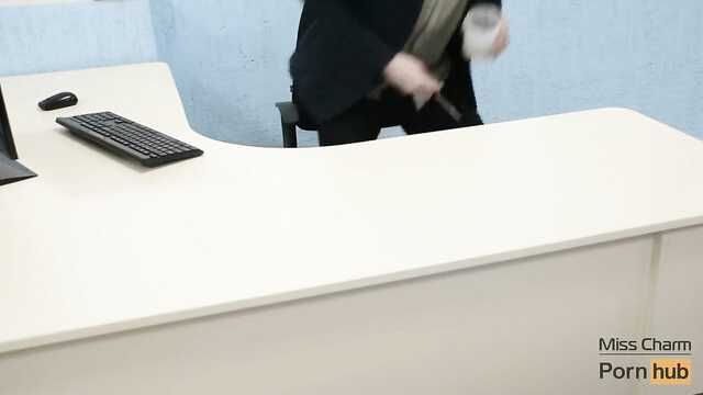 Secretario con gafas acaricia el ano de la polla del jefe