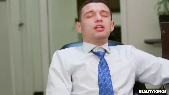 Dziewczyna w pracy oddała się w pierdnięcie szefowi i skończyła