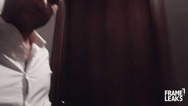 Брюнетка: отсасывание хрена лысого туриста.