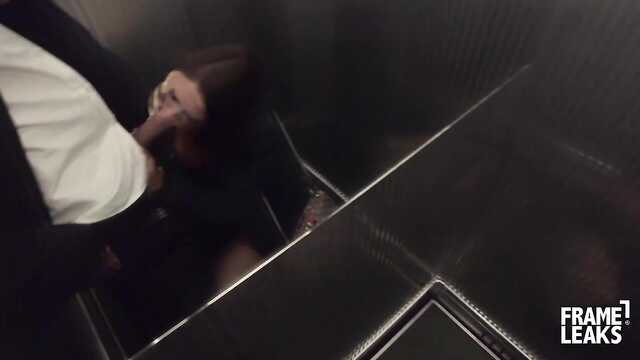 Брюнетка: отсасывание хрена лысого туриста.