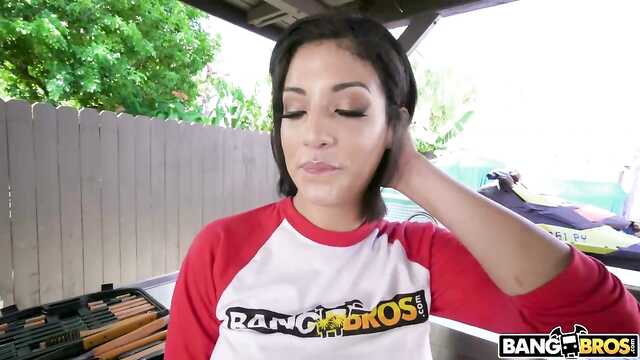 Brunetka w koszulce wali konia w kuchni cipkę i daje sąsiadowi