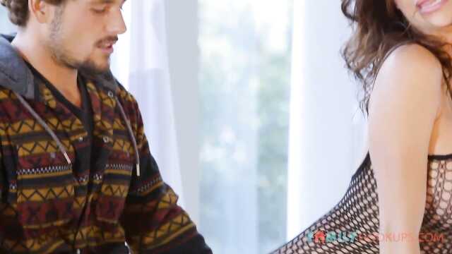 Бизнесмен держит девушку в колготках с волосатым хером.