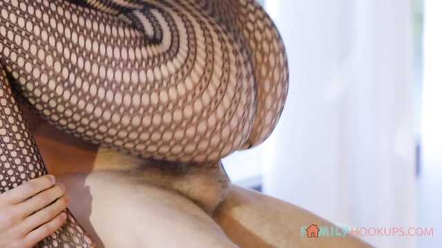 Бизнесмен держит девушку в колготках с волосатым хером.