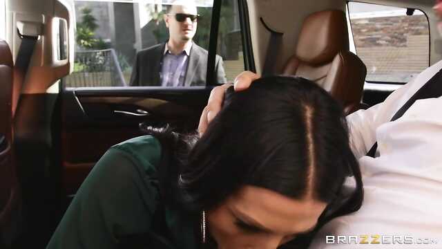 Зрелая ласкает хуй соседа.