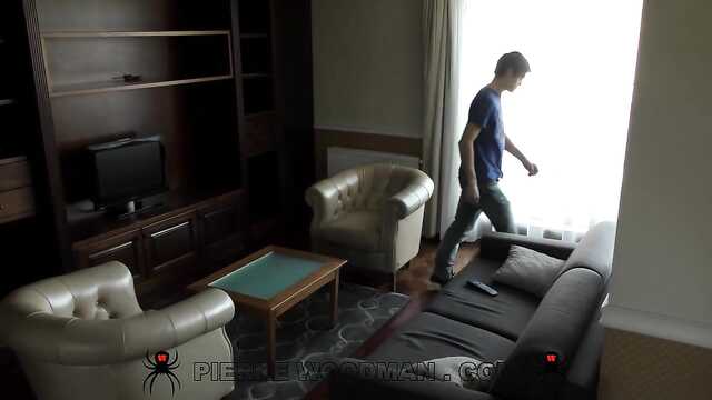 Chica en botas disfruta de la primera doble penetración