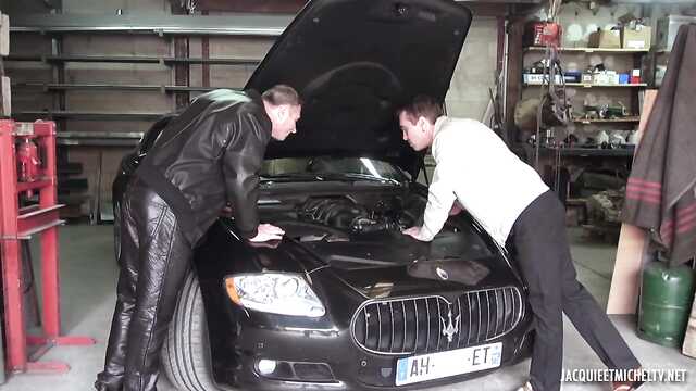 La contable con gafas se entregó a un hombre persistente en el culo