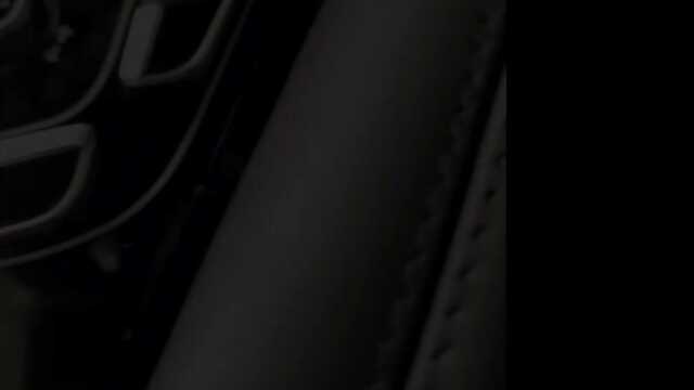 Łysy mężulek namiętnie piecze w cipkę słodką kochankę