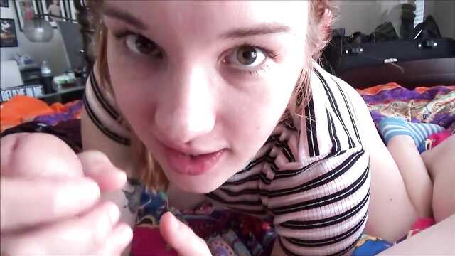 Ruiva de óculos fode com um cara em uma posição missionária