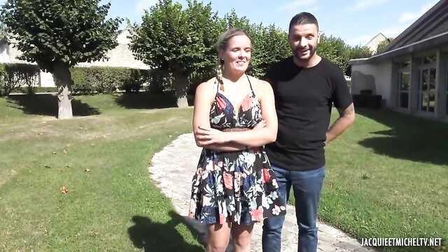 Vollbusige Französin wird von einem Kavalier in der Natur gefickt