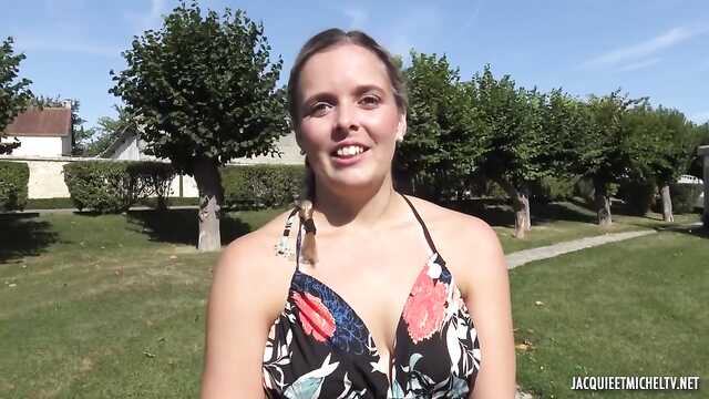 Vollbusige Französin wird von einem Kavalier in der Natur gefickt