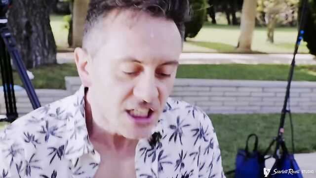 Partagé une fille bouclée avec un voisin blond