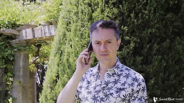 Partagé une fille bouclée avec un voisin blond