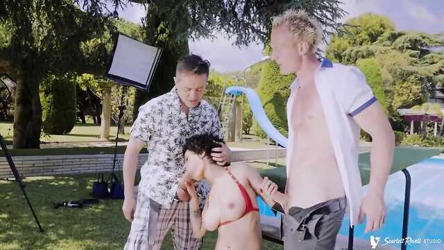 Partagé une fille bouclée avec un voisin blond