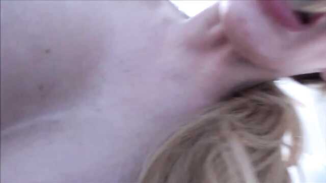 Gefickt von busty milf auf der couch und Sperma im inneren