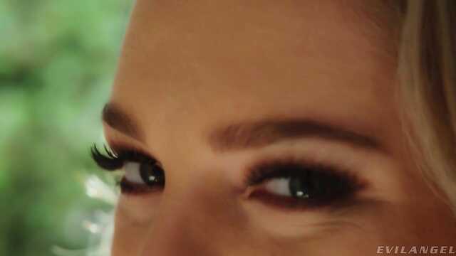 Facet wydymał młodą kobietę w wąski tyłek na stole w kuchni