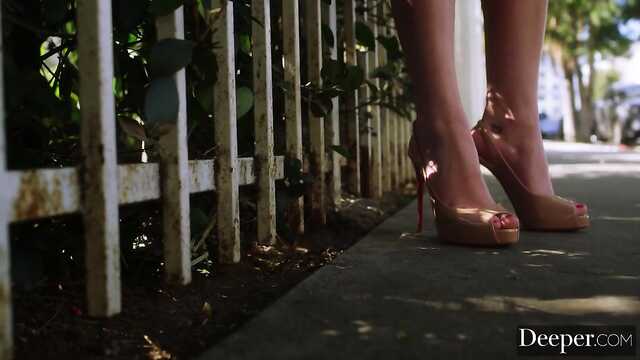 Dos hombres asan Cutie en una fiesta casera en dos troncos