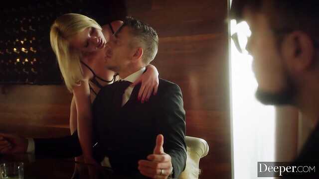 Dos hombres asan Cutie en una fiesta casera en dos troncos