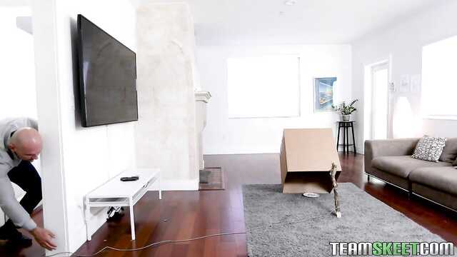 Facet przyłapał oszalałą złodziejkę i wydymał sukę na kanapie