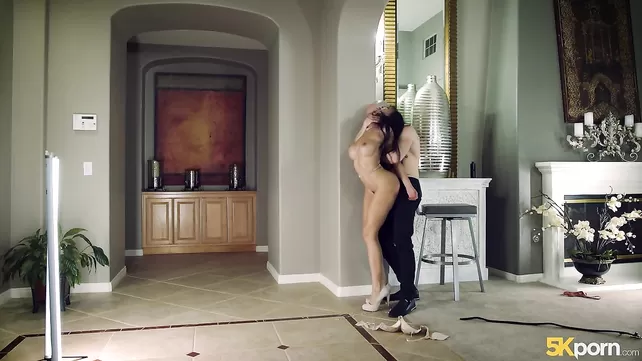 Саратовта әтеш сорып жатқан жалаңаш қыздардың суреттері