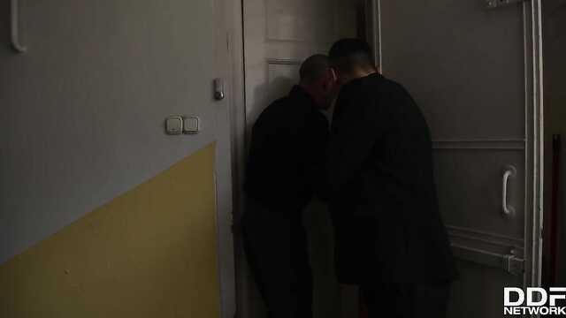 Насладитесь грудастой секретаршей после работы!