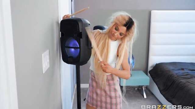 Zdradził dziewczynę z napaloną sąsiadką na łóżku