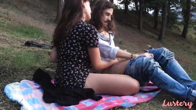 Chesty moza follada por peludo BF en la naturaleza