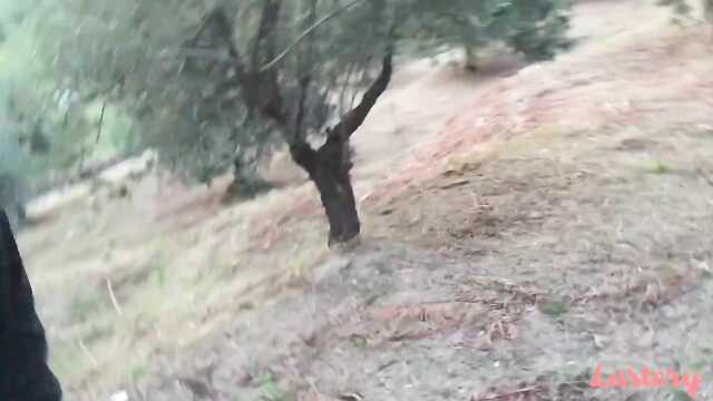 Chesty moza follada por peludo BF en la naturaleza