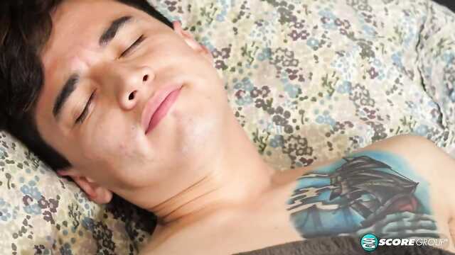 Молодец: Похотливая Милфа Разбудила Его.