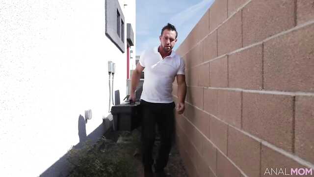 Busty gospodyni dała muskularny elektryk w tyłek