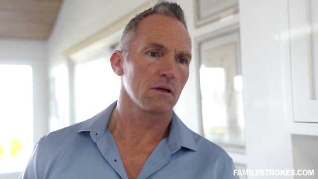 Молодая девушка занимается сексом с мужем соседки на кухне.