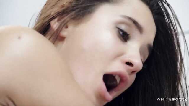 Riche fille s'est donné un garde sensible sur le canapé