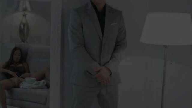 Riche fille s'est donné un garde sensible sur le canapé