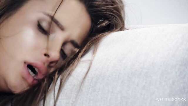 Riche fille s'est donné un garde sensible sur le canapé