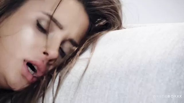 Қырынған кискалары бар сексуалды арулар Достарын порноға шақырды