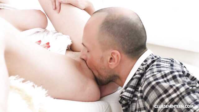 Анальное удовольствие для грудастой подружки на кухне.