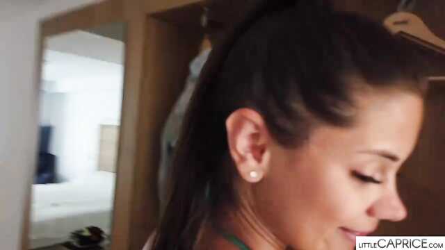 Cutie cieszy się seksem podczas wakacyjnego romansu