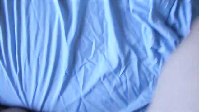 Mamuśka z ogromnymi udojami pieprzy się z chłopcem w łóżku