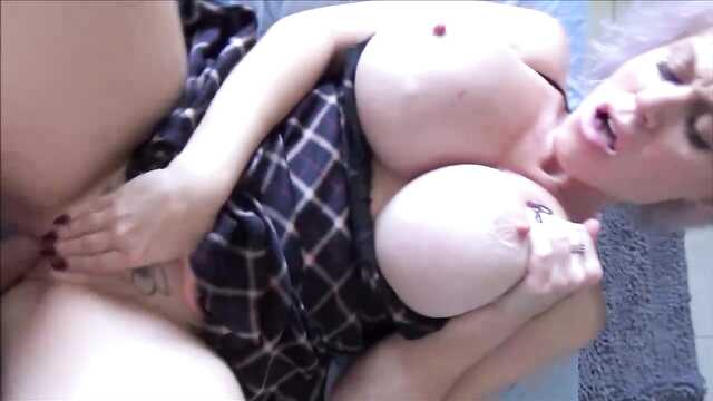 Mamuśka z ogromnymi udojami pieprzy się z chłopcem w łóżku