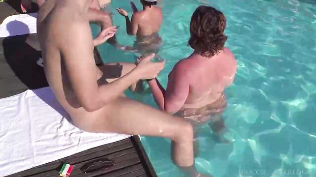 Loca orgía de disfraces en la piscina